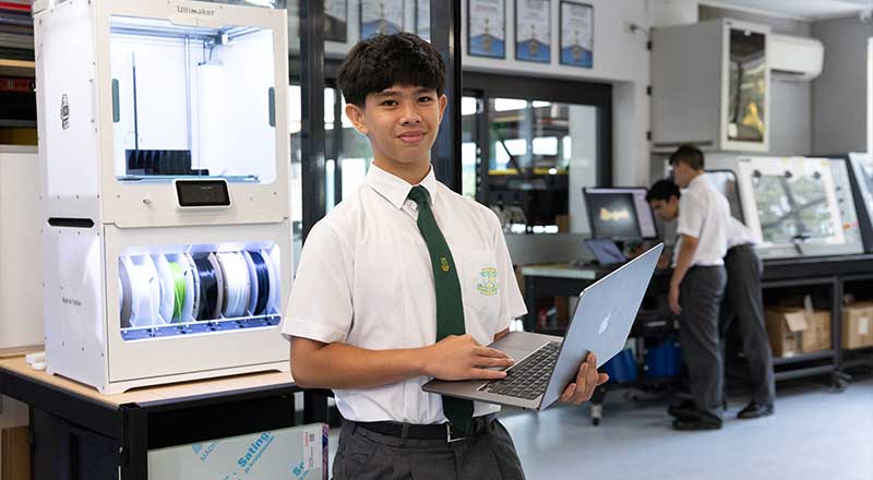 Senior Parramatta Marist students in lab, using laptop